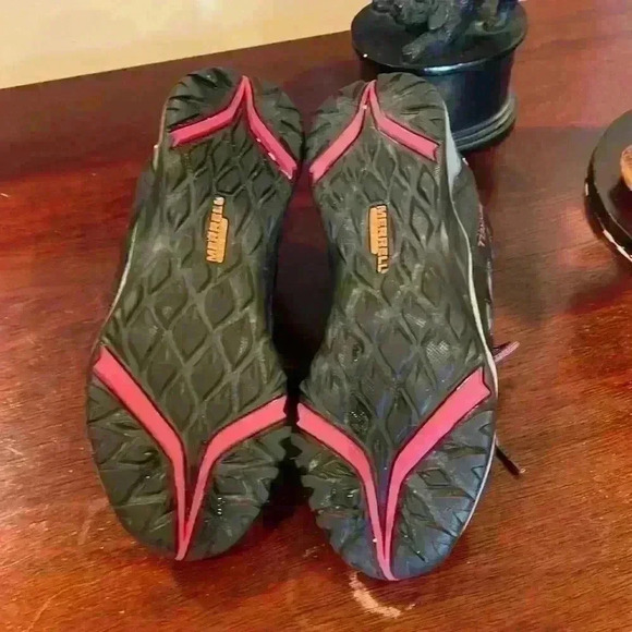 Merrel boys size 6 trail chaser shoe. Worn twice. Excellent condition. Red/black - Picture 5 of 7